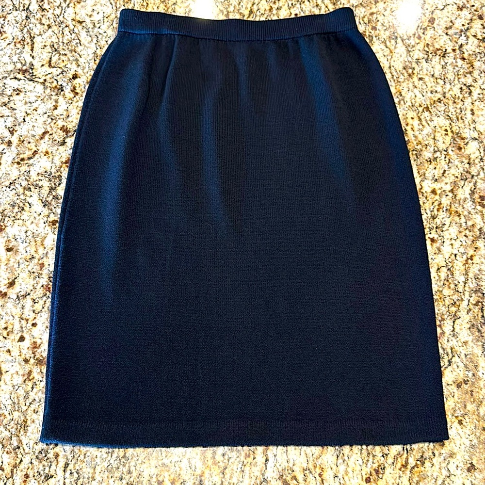 EUC St. John knit skirt - black - sz 10
